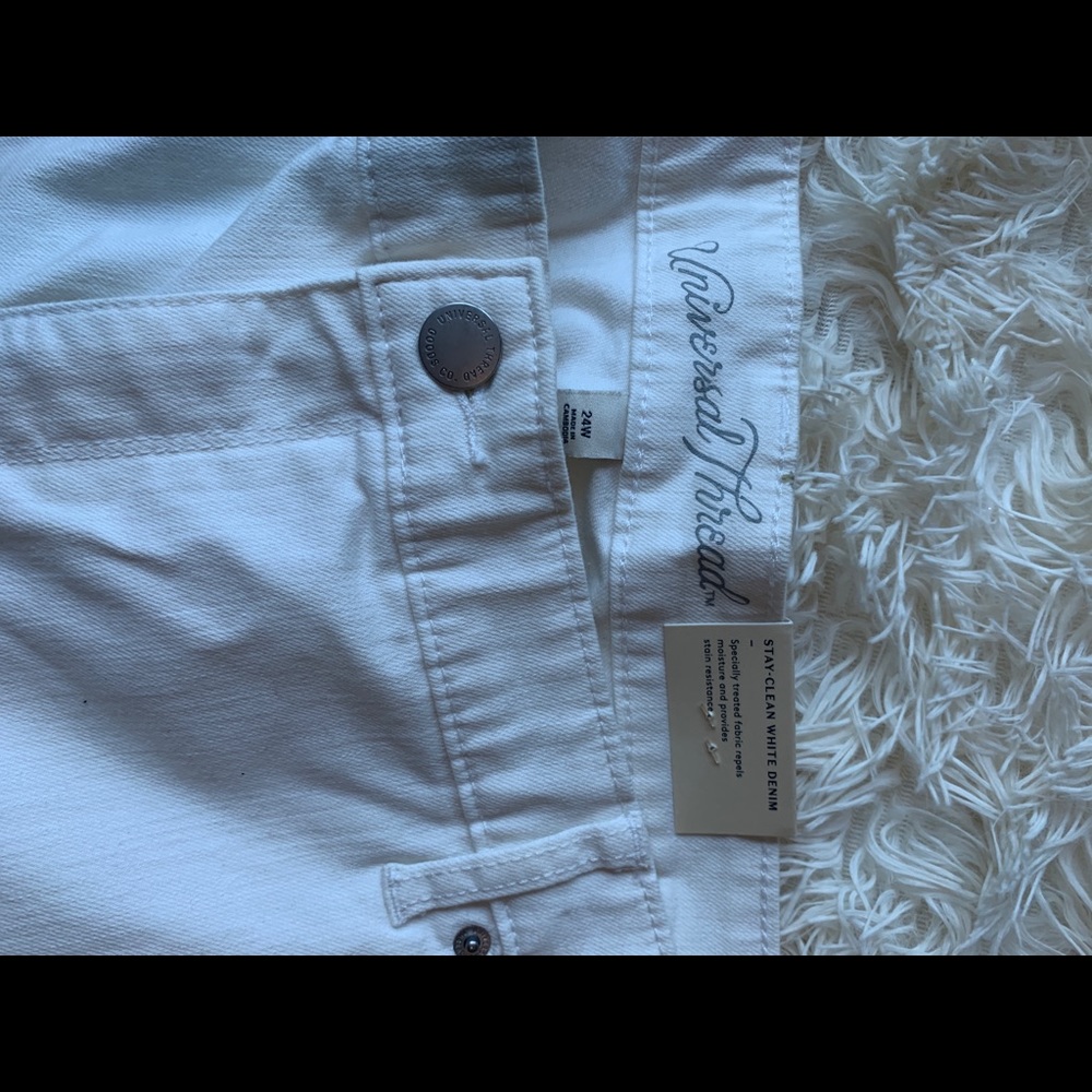 Cute white skinny jeans!